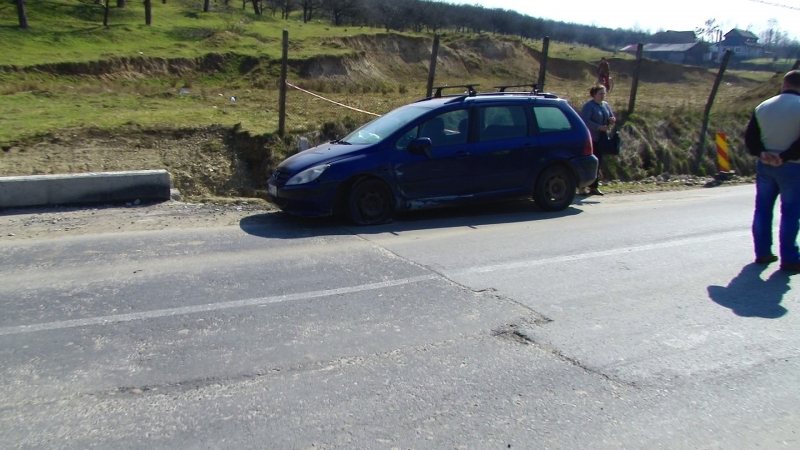 SIGHET: O şoferiţă a ajuns la spital după ce a provocat un accident SIGHET: O şoferiţă a ajuns la spital după ce a provocat un accident