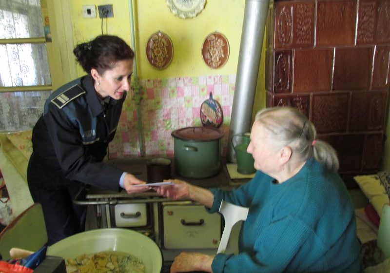 BAIA MARE: Poliţiştii maramureşeni au oferit cadouri familiilor nevoiaşe în urma valorificării tichetelor obţinute în urma campaniei de donare de sânge