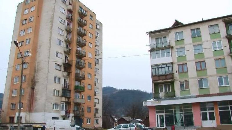 REPORTAJUL ZILEI: S-a găsit o soluție pentru blocul 18 din cartierul Independenței REPORTAJUL ZILEI: S-a găsit o soluție pentru blocul 18 din cartierul Independenței