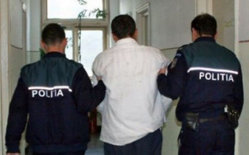 MARAMUREŞ: Doi maramureşeni prinşi în timp ce încercau să transporte ţigări de contrabandă cu maşini dotate cu staţii de emisie-recepţie MARAMUREŞ: Doi maramureşeni prinşi în timp ce încercau să transporte ţigări de contrabandă cu maşini dotate cu staţii de emisie-recepţie