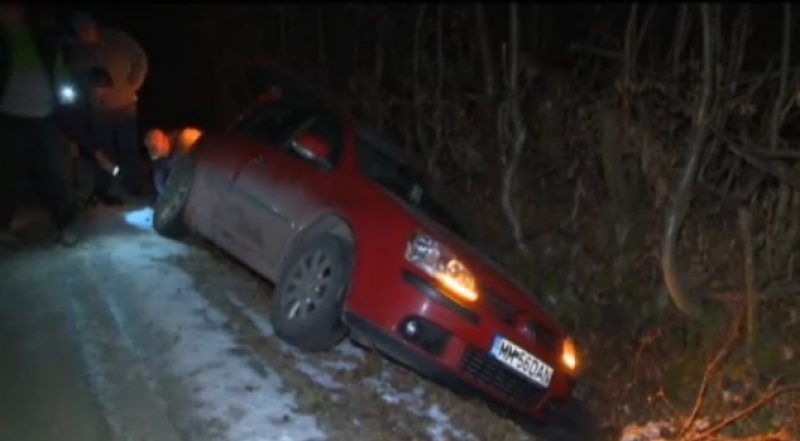 BAIA MARE: Au fugit de la locul accidentului după ce au intrat cu maşina în şanţ BAIA MARE: Au fugit de la locul accidentului după ce au intrat cu maşina în şanţ