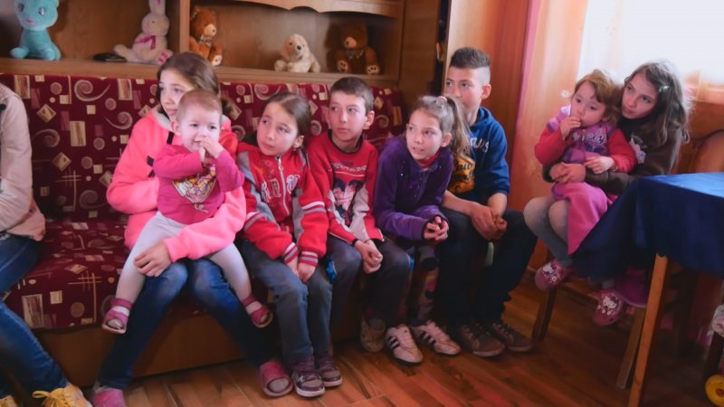 REPORTAJUL ZILEI: O familie cu 12 persoane își duce traiul în condiții modeste la marginea orașului REPORTAJUL ZILEI: O familie cu 12 persoane își duce traiul în condiții modeste la marginea orașului
