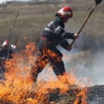 Bilanț de weekend trist: patru incendii de vegetație, o persoană rănită