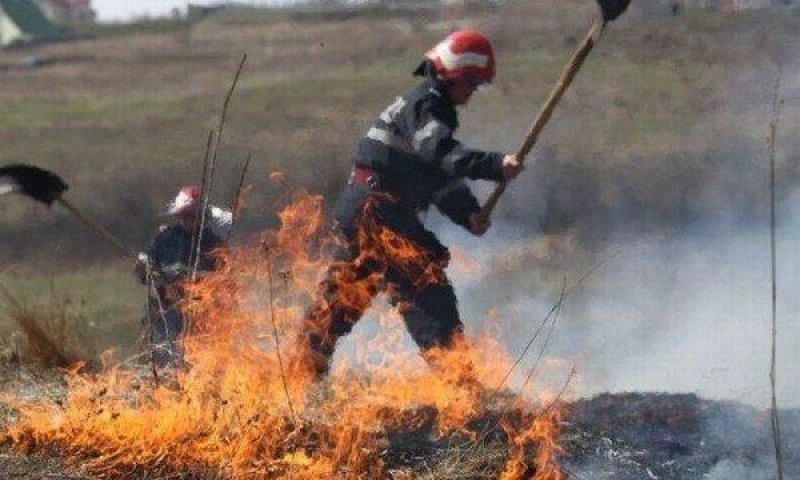 Bilanț de weekend trist: patru incendii de vegetație, o persoană rănită Bilanț de weekend trist: patru incendii de vegetație, o persoană rănită