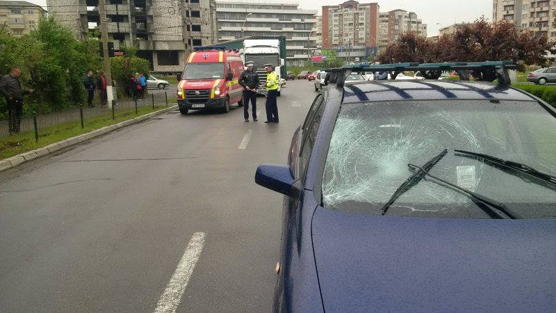 ACCIDENT: Bărbat transportat la spital după ce a fost acroşat de un autoturism ACCIDENT: Bărbat transportat la spital după ce a fost acroşat de un autoturism