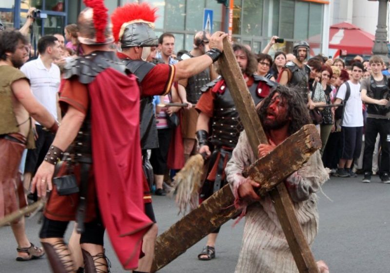 REPORTAJUL ZILEI: Drumul spre Golgota şi crucificarea Mântuitorului au fost puse astăzi în scenă în mai multe orașe REPORTAJUL ZILEI: Drumul spre Golgota şi crucificarea Mântuitorului au fost puse astăzi în scenă în mai multe orașe