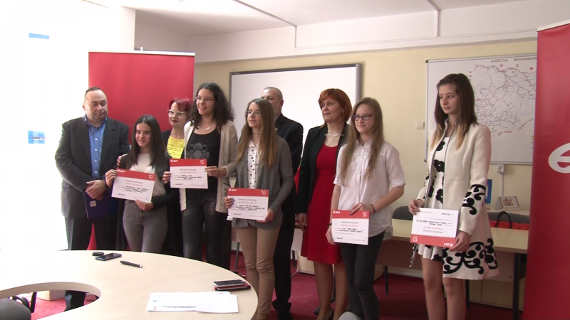 SIGHET: Şase elevi de nota 10 au fost premiaţi astăzi pentru rezultatele deosebite la învăţătură SIGHET: Şase elevi de nota 10 au fost premiaţi astăzi pentru rezultatele deosebite la învăţătură
