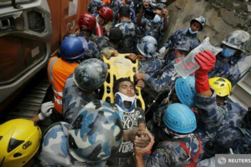 NEPAL: Un adolescent de 15 ani, scos în viață de sub dărâmături după cinci zile de la seism NEPAL: Un adolescent de 15 ani, scos în viață de sub dărâmături după cinci zile de la seism