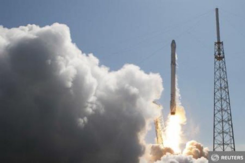 MISIUNE: SpaceX lansează cu succes capsula Dragon spre ISS, fără recuperarea primei trepte a rachetei MISIUNE: SpaceX lansează cu succes capsula Dragon spre ISS, fără recuperarea primei trepte a rachetei