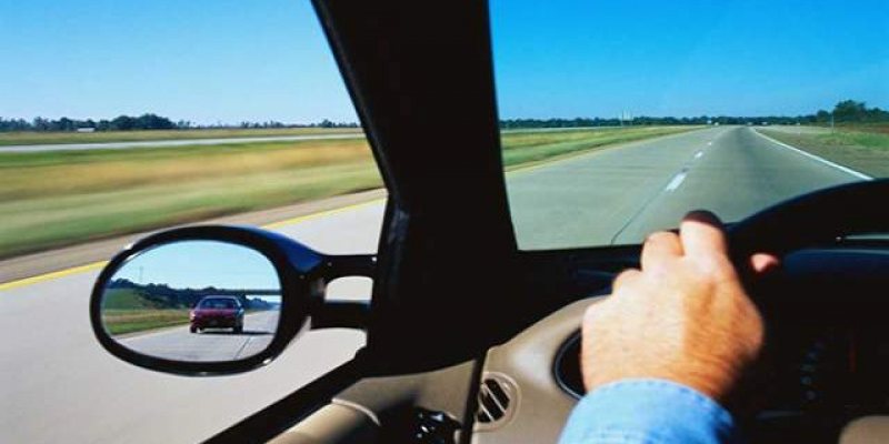 ŞOMCUTA MARE: Un bărbat conducea un autoturism cu numere false de înmatriculare şi transporta ţigări de contrabandă ŞOMCUTA MARE: Un bărbat conducea un autoturism cu numere false de înmatriculare şi transporta ţigări de contrabandă