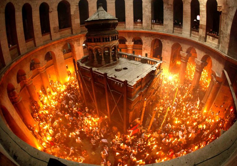 SĂRBĂTOARE: Lumina Sfântă de la Ierusalim va fi adusă, în jurul orei 19,00, în România SĂRBĂTOARE: Lumina Sfântă de la Ierusalim va fi adusă, în jurul orei 19,00, în România