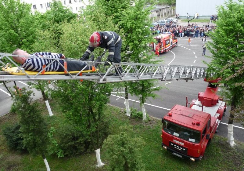 BAIA MARE: Pompierii au desfăşurat un exerciţiu cu elevii Liceului "Emil Racoviţă", în cadrul campaniei "Nu tremur la cutremur" BAIA MARE: Pompierii au desfăşurat un exerciţiu cu elevii Liceului "Emil Racoviţă", în cadrul campaniei "Nu tremur la cutremur"