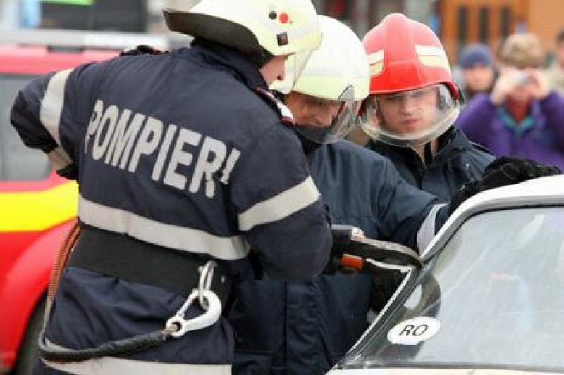 BOTOŞANI: Un mort și trei răniți după ce o mașină a ajuns în albia unui pârâu BOTOŞANI: Un mort și trei răniți după ce o mașină a ajuns în albia unui pârâu