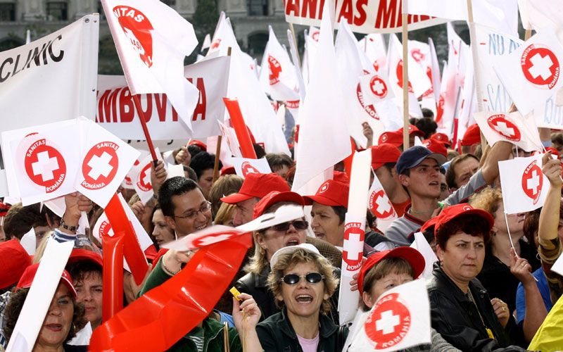 PROTEST: Sindicaliştii Federaţiei Sanitas protestează la ministerele Sănătăţii, Muncii şi Finanţelor PROTEST: Sindicaliştii Federaţiei Sanitas protestează la ministerele Sănătăţii, Muncii şi Finanţelor
