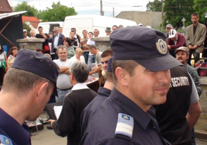SCANDAL: Mai mulţi jandarmi şi poliţişti locali au trebuit să intervină în Piaţa Izvoarele din Baia Mare SCANDAL: Mai mulţi jandarmi şi poliţişti locali au trebuit să intervină în Piaţa Izvoarele din Baia Mare
