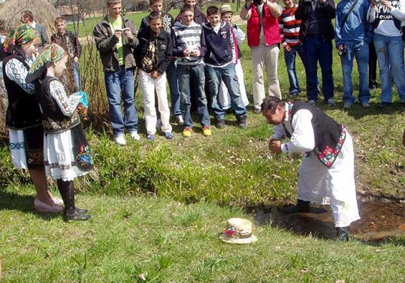 ȘURDEȘTI: Cel mai harnic gospodar a fost sărbătorit conform obiceiului ”Udătoriului”