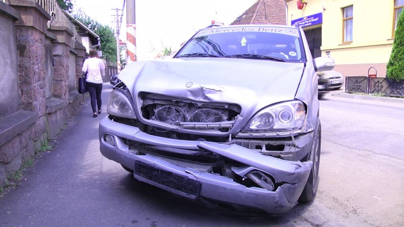 ACCIDENT: Două mașini s-au ciocnit la intersecția străzilor Ştefan cel Mare și Mihai Eminescu din Sighet ACCIDENT: Două mașini s-au ciocnit la intersecția străzilor Ştefan cel Mare și Mihai Eminescu din Sighet