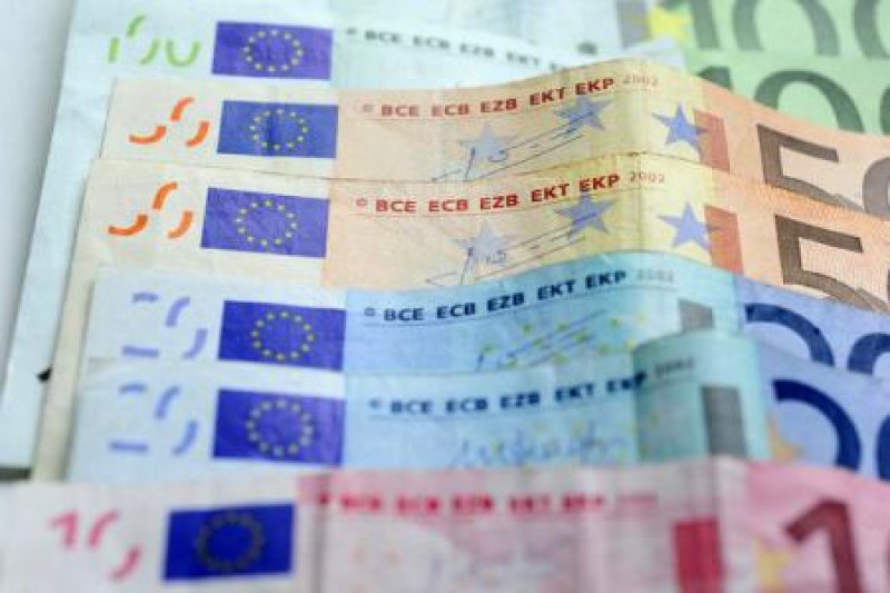 MINISTERUL FINANŢELOR PUBLICE: România plătește în mai 35,7 milioane de euro din împrumutul contractat de la Uniunea Europeană și Banca Mondială MINISTERUL FINANŢELOR PUBLICE: România plătește în mai 35,7 milioane de euro din împrumutul contractat de la Uniunea Europeană și Banca Mondială