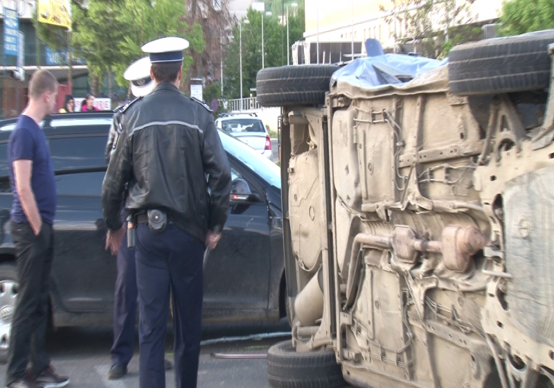ACCIDENT: O mașină s-a răsturnat în urma unei coliziuni violente într-un sens giratoriu din Baia Mare ACCIDENT: O mașină s-a răsturnat în urma unei coliziuni violente într-un sens giratoriu din Baia Mare
