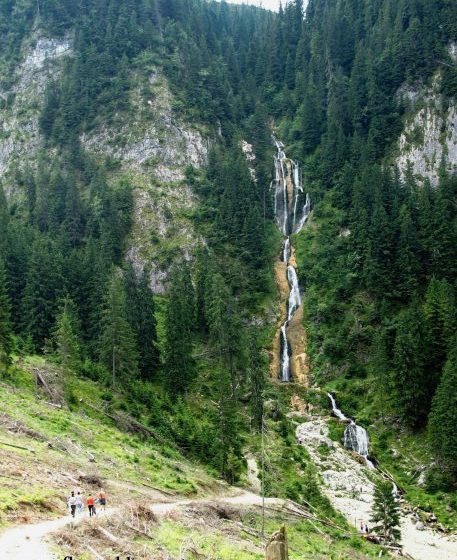 DESTINAŢII DE VACANŢĂ: Cascada Cailor, una dintre cele mai deosebite atracţii turistice aflate în Munţii Rodnei