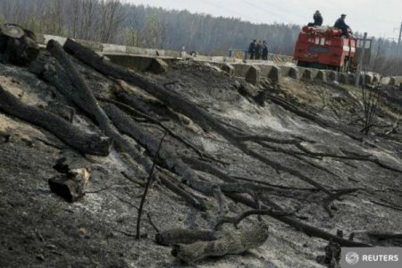 UCRAINA: Incendiul din apropierea centralei nucleare Cernobâl, stins în totalitate UCRAINA: Incendiul din apropierea centralei nucleare Cernobâl, stins în totalitate