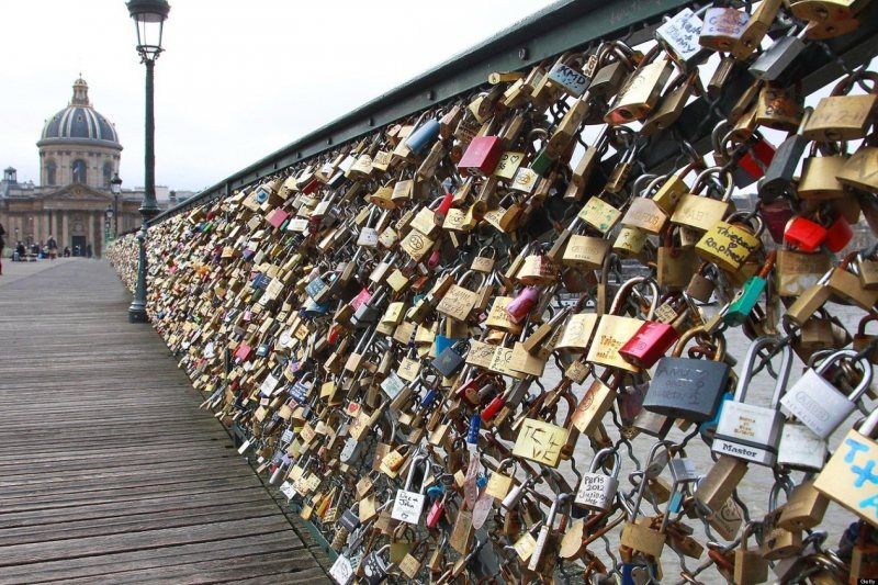 PARIS: Autoritățile pariziene retrag definitiv lacătele dragostei de pe celebrul Pont des Arts PARIS: Autoritățile pariziene retrag definitiv lacătele dragostei de pe celebrul Pont des Arts