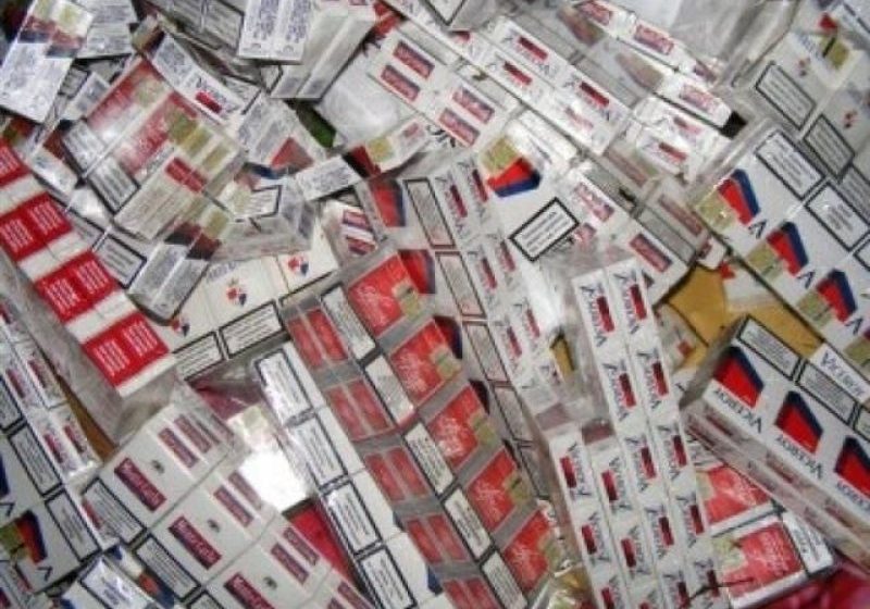 S-A FĂCUT CĂ PLOUĂ: Un bărbat căruia polițiștii i-au găsit țigări de contrabandă acasă a declarat că nu știe cum au ajun S-A FĂCUT CĂ PLOUĂ: Un bărbat căruia polițiștii i-au găsit țigări de contrabandă acasă a declarat că nu știe cum au ajun