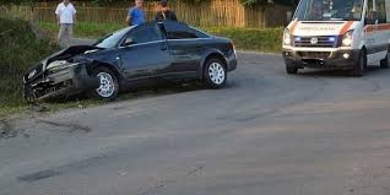 MARAMUREŞ: Un bărbat a fost rănit după ce a intrat cu maşina într-un podeţ MARAMUREŞ: Un bărbat a fost rănit după ce a intrat cu maşina într-un podeţ