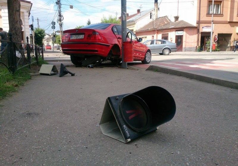 SIGHET: Nu a oprit la "STOP" şi a acroşat în plin un autoturism care se deplasa regulamentar