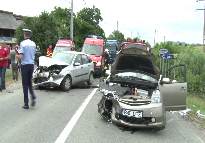 ACCIDENT RUTIER: Patru victime, transportate la spital. Două maşini, grav avariate ACCIDENT RUTIER: Patru victime, transportate la spital. Două maşini, grav avariate