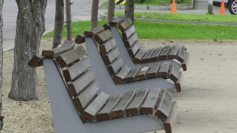 PENTRU CONFORTUL SIGHETENILOR: Alte bănci au fost montate în oraș, numărul totsal al acestora ajungând la aproape 450 PENTRU CONFORTUL SIGHETENILOR: Alte bănci au fost montate în oraș, numărul totsal al acestora ajungând la aproape 450