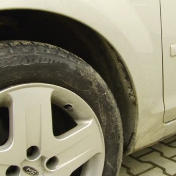 Șase mașini cu pneuri înțepate, polițiștii caută făptașii