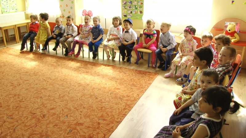 SIGHET: Micuţii de la creşa ”SF. Elena” au sărbătorit astăzi bucuria copilăriei alături de musafiri francezi SIGHET: Micuţii de la creşa ”SF. Elena” au sărbătorit astăzi bucuria copilăriei alături de musafiri francezi