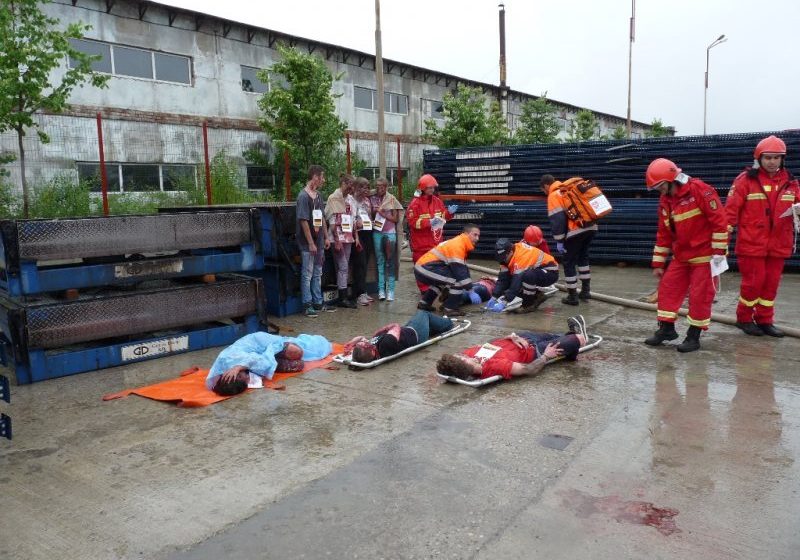 BAIA MARE: Trei persoane au fost prinse sub o stivă într-o hală care a luat foc BAIA MARE: Trei persoane au fost prinse sub o stivă într-o hală care a luat foc