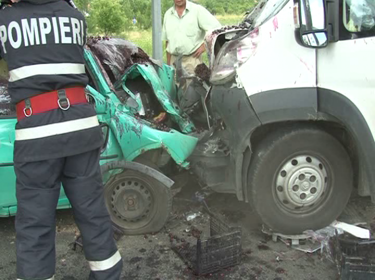 ACCIDENT: Un bărbat a fost rănit grav după ce s-a izbit cu mașina de o autoutilitară ACCIDENT: Un bărbat a fost rănit grav după ce s-a izbit cu mașina de o autoutilitară