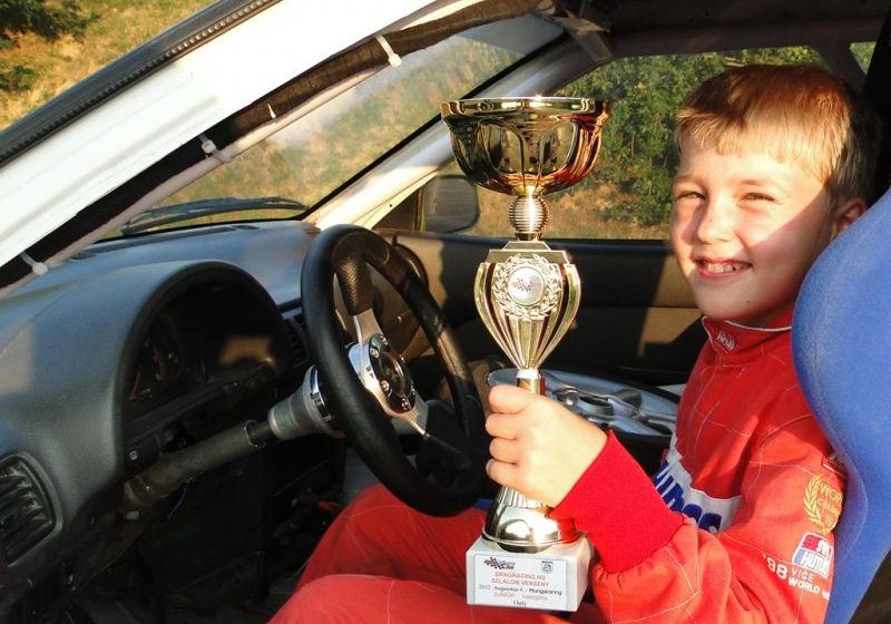 REPORTAJUL ZILEI: Cel mai tânăr pilot licențiat, un maramureșean de 13 ani