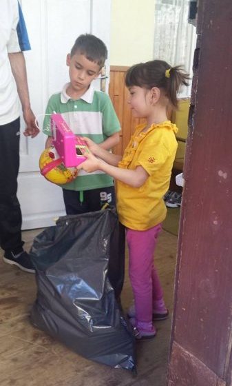 SIGHET: Copiii din 26 de familii au primit cadouri în cadrul campaniei ”Dăruiește o jucărie”, organizată de OFL SIGHET: Copiii din 26 de familii au primit cadouri în cadrul campaniei ”Dăruiește o jucărie”, organizată de OFL