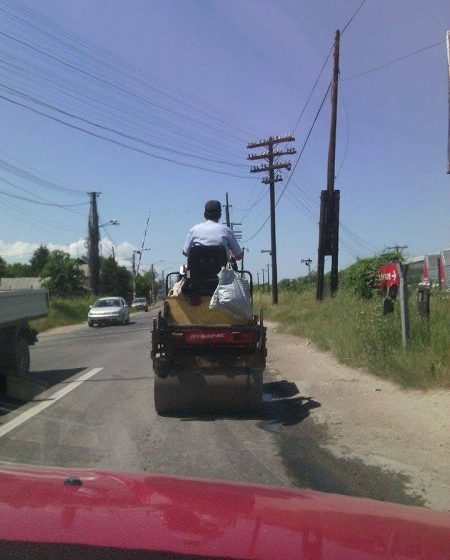 SIGHET: Un sighetean a ieșit la plimbare prin oraș cu un utilaj de îndreptat asfaltul