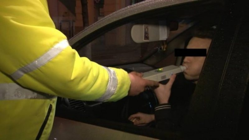 ARDUSAT: Un şofer cu o alcoolemie de peste 0,80 gr/l alcool pur în aerul expirat a intrat cu maşina într-un stâlp ARDUSAT: Un şofer cu o alcoolemie de peste 0,80 gr/l alcool pur în aerul expirat a intrat cu maşina într-un stâlp