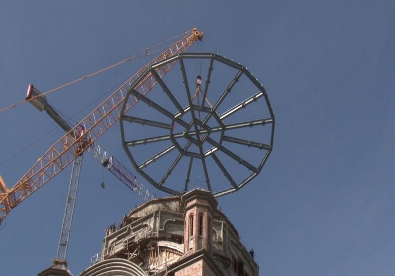 BAIA MARE: Un eșafodaj de aproape 43 de tone a fost amplasat la baza cupolei centrale a Catedralei Episcopale „Sfânta Treime”