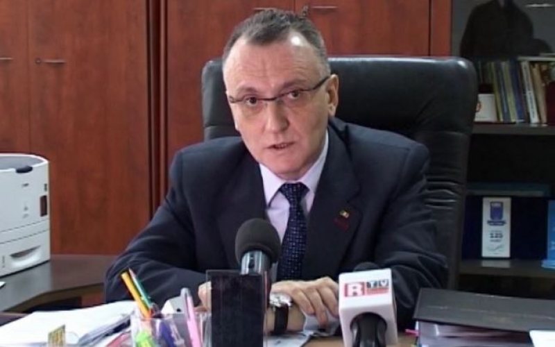 CÎMPEANU: Iau în calcul ca începerea anului școlar să fie cu o săptămână mai devreme din anul 2016-2017 CÎMPEANU: Iau în calcul ca începerea anului școlar să fie cu o săptămână mai devreme din anul 2016-2017