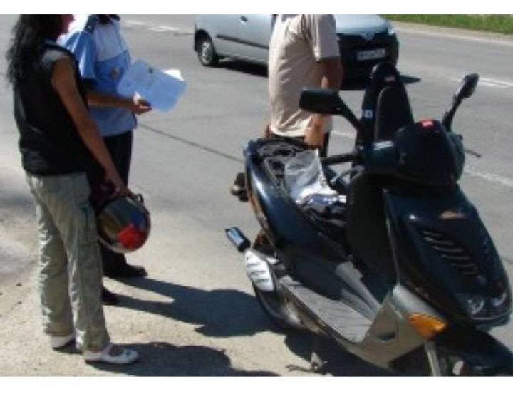 SIGHET: Un bărbat a suferit mai multe leziuni după ce a intrat cu mopedul într-un autoturism SIGHET: Un bărbat a suferit mai multe leziuni după ce a intrat cu mopedul într-un autoturism
