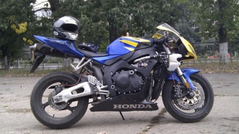 VIŞEU DE SUS: Doi tineri care au furat o motocicletă din parcarea unui hotel au fost prinşi de poliţişti VIŞEU DE SUS: Doi tineri care au furat o motocicletă din parcarea unui hotel au fost prinşi de poliţişti