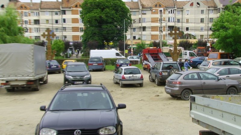 SIGHET: Municipalitatea are în plan amenajarea spațiului din faţa Bisericii “Sfântul Iosif Mărturisitorul”, folosit acum drept parcare improvizată SIGHET: Municipalitatea are în plan amenajarea spațiului din faţa Bisericii “Sfântul Iosif Mărturisitorul”, folosit acum drept parcare improvizată