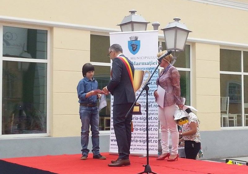 SIGHET: În urmă cu puţin timp a început premierea elevilor cu rezultate bune la învăţătură (FOTO) SIGHET: În urmă cu puţin timp a început premierea elevilor cu rezultate bune la învăţătură (FOTO)