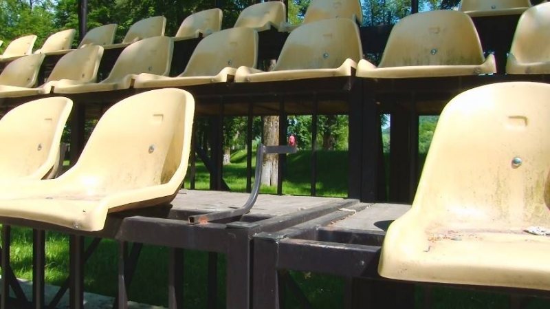 ALO, POLIȚIA LOCALĂ? Stâlpi rupţi, corpuri de iluminat sparte, mobilier urban distrus și aparate de joacă stricate ALO, POLIȚIA LOCALĂ? Stâlpi rupţi, corpuri de iluminat sparte, mobilier urban distrus și aparate de joacă stricate
