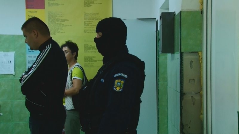 SIGHET: Mascaţii i-au luat pe sus pe câțiva tineri suspectați că vând și consumă droguri SIGHET: Mascaţii i-au luat pe sus pe câțiva tineri suspectați că vând și consumă droguri