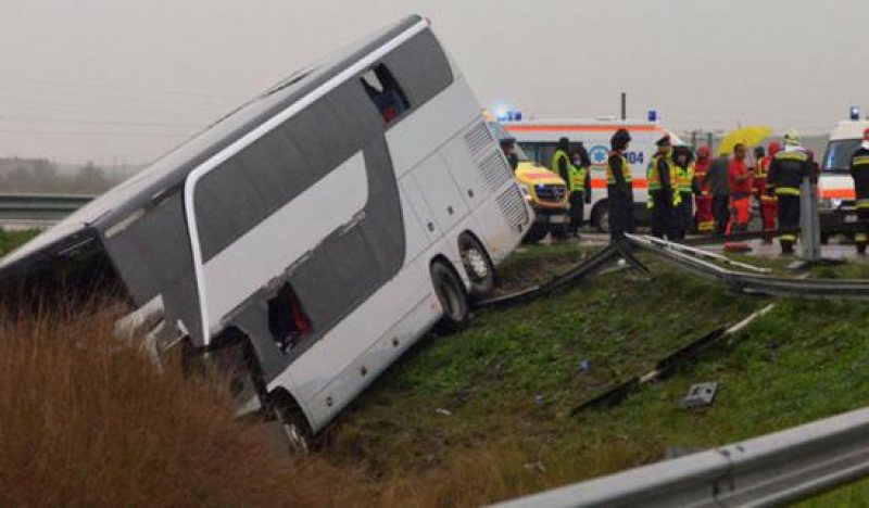 ACCIDENT IN ITALIA: Un autocar care transporta zeci de români a lovit un parapet, pe o autostradă ACCIDENT IN ITALIA: Un autocar care transporta zeci de români a lovit un parapet, pe o autostradă