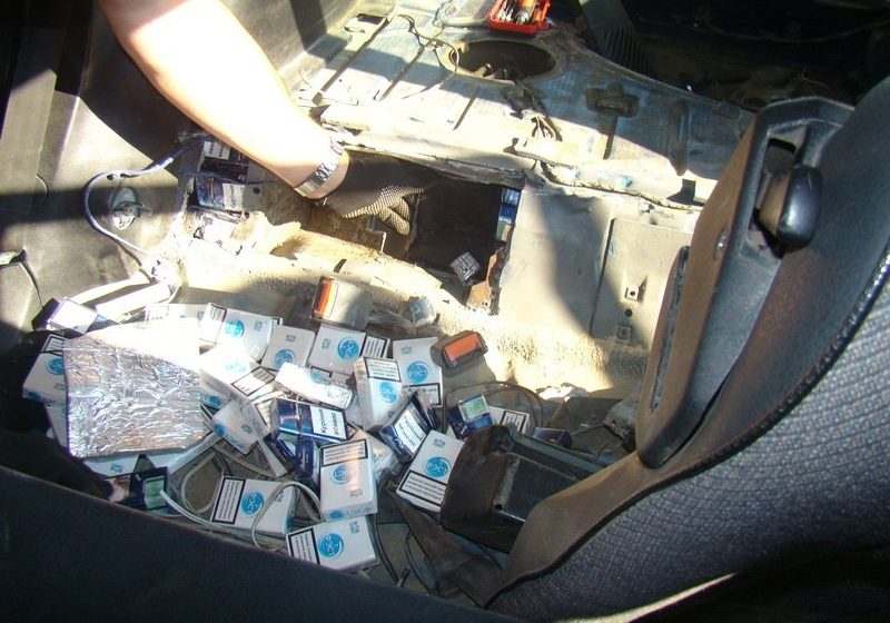 SIRET: 200 de pachete de ţigări ascunse în bancheta din spate a unui autoturism