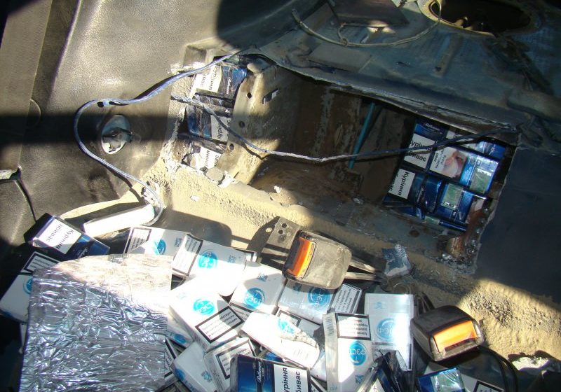 SATU MARE: 490 de pachete de ţigări descoperite de poliţiştii de frontieră în rezervorul unui autoturism